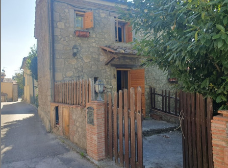 COMPENDIO IMMOBILIARE CON DUE APPARTAMENTI, LOC LE FAGGE SANTA FIORA