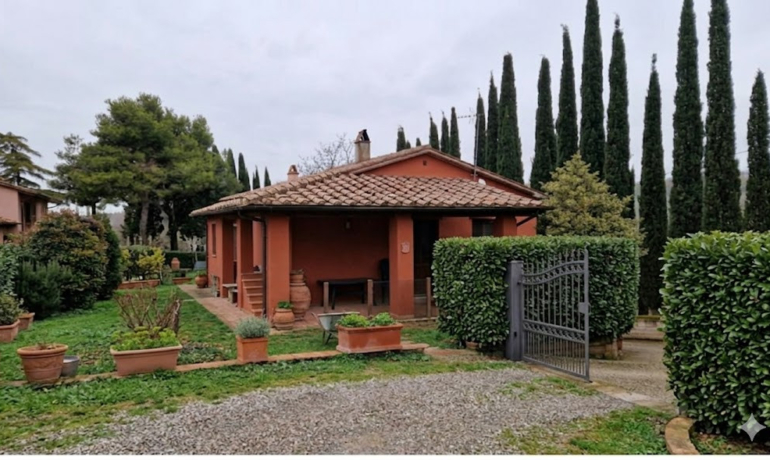 APPARTAMENTO CON CORTE E GARAGE A MONTORGIALI