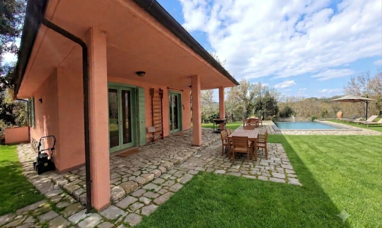 CASA INDIPENDENTE CON CORTE E PISCINA
